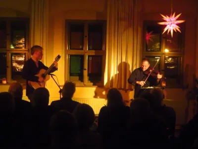 Foto des Albums: Malte Vief (Gitarren) & Florian Mayer (Geige) begeistern ihr Publikum mit einem zauberhaften Konzert