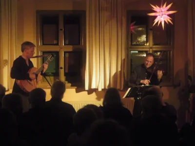 Foto des Albums: Malte Vief (Gitarren) & Florian Mayer (Geige) begeistern ihr Publikum mit einem zauberhaften Konzert