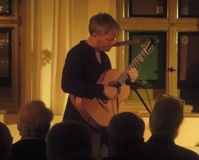 Foto des Albums: Malte Vief (Gitarren) & Florian Mayer (Geige) begeistern ihr Publikum mit einem zauberhaften Konzert