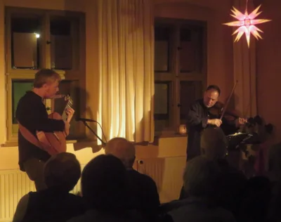 Foto des Albums: Malte Vief (Gitarren) & Florian Mayer (Geige) begeistern ihr Publikum mit einem zauberhaften Konzert