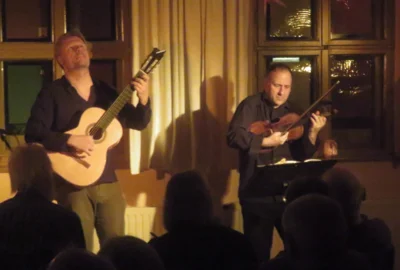 Foto des Albums: Malte Vief (Gitarren) & Florian Mayer (Geige) begeistern ihr Publikum mit einem zauberhaften Konzert
