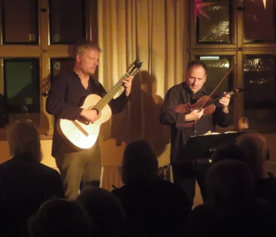 Foto des Albums: Malte Vief (Gitarren) & Florian Mayer (Geige) begeistern ihr Publikum mit einem zauberhaften Konzert