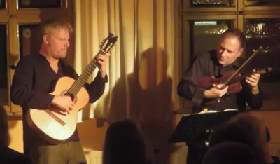 Foto des Albums: Malte Vief (Gitarren) & Florian Mayer (Geige) begeistern ihr Publikum mit einem zauberhaften Konzert