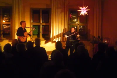 Foto des Albums: Malte Vief (Gitarren) & Florian Mayer (Geige) begeistern ihr Publikum mit einem zauberhaften Konzert