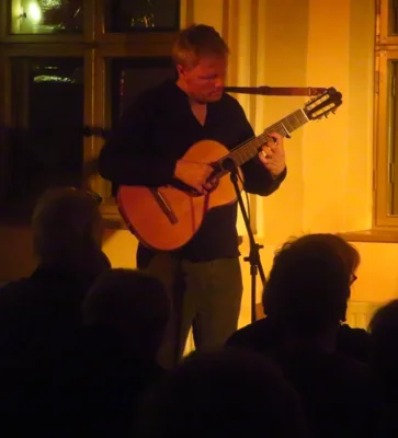 Foto des Albums: Malte Vief (Gitarren) & Florian Mayer (Geige) begeistern ihr Publikum mit einem zauberhaften Konzert