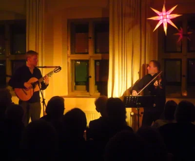 Foto des Albums: Malte Vief (Gitarren) & Florian Mayer (Geige) begeistern ihr Publikum mit einem zauberhaften Konzert