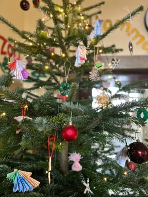 Foto des Albums: Alle Jahre wieder erfüllt weihnachtlicher Zauber unsere Burgschule (30.​11.​2025)
