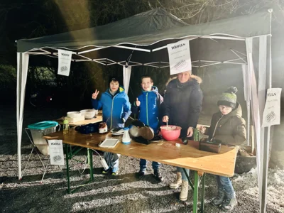 Ministranten beim Waffel backen  (Bild vergr&ouml;&szlig;ern)