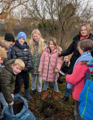 Foto des Albums: Grundschule Colbitz pflanzt Apfelbaum im Rahmen der Baumpflanz-Challenge