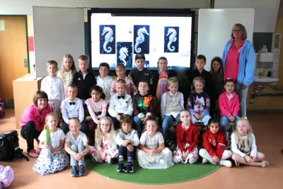Klasse 1a (Seepferdchenklasse) mit ihrer Klassenlehrerin Frau Holtorf  (Bild vergr&ouml;&szlig;ern)