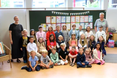 Klasse 1b (Walklasse) mit ihrer Klassenlehrerin Frau G&ouml;rrissen  (Bild vergr&ouml;&szlig;ern)