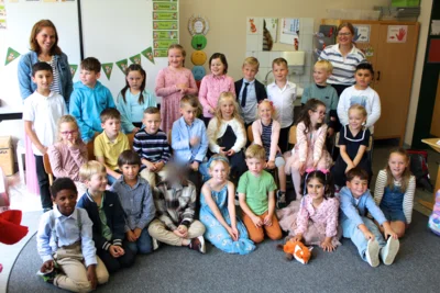 Klasse 1c (Fuchsklasse) mit ihrer Klassenlehrerin Frau Delev  (Bild vergr&ouml;&szlig;ern)