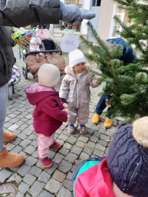 Foto des Albums: Wir schmücken die Weihnachtsbäume