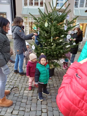 Foto des Albums: Wir schmücken die Weihnachtsbäume