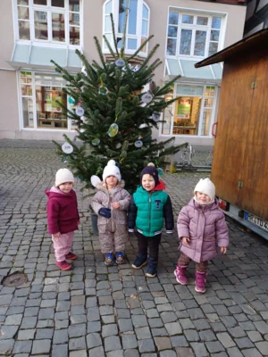 Foto des Albums: Wir schmücken die Weihnachtsbäume