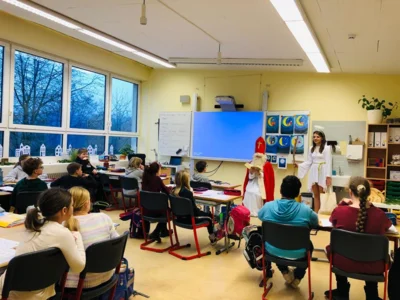 Foto des Albums: Illinger Gaswerk spendet Weckmänner für die Schule