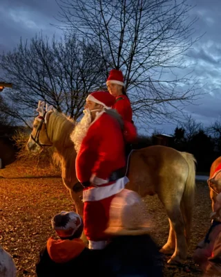 Foto des Albums: Nikolaus besuchte  Jung und Alt an der  Grillhütte