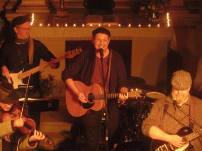 Foto des Albums: Die LIEDERTOUR zu Gast in der Stadtkirche mit Ralph Schüller & Band feat. Miko Mikulicz an der Geige