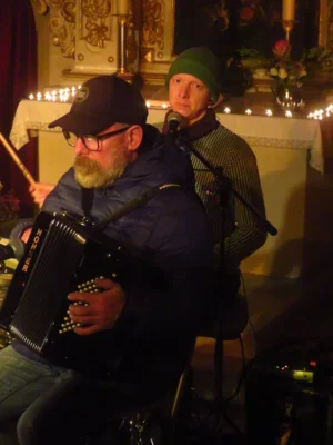 Foto des Albums: Die LIEDERTOUR zu Gast in der Stadtkirche mit Ralph Schüller & Band feat. Miko Mikulicz an der Geige