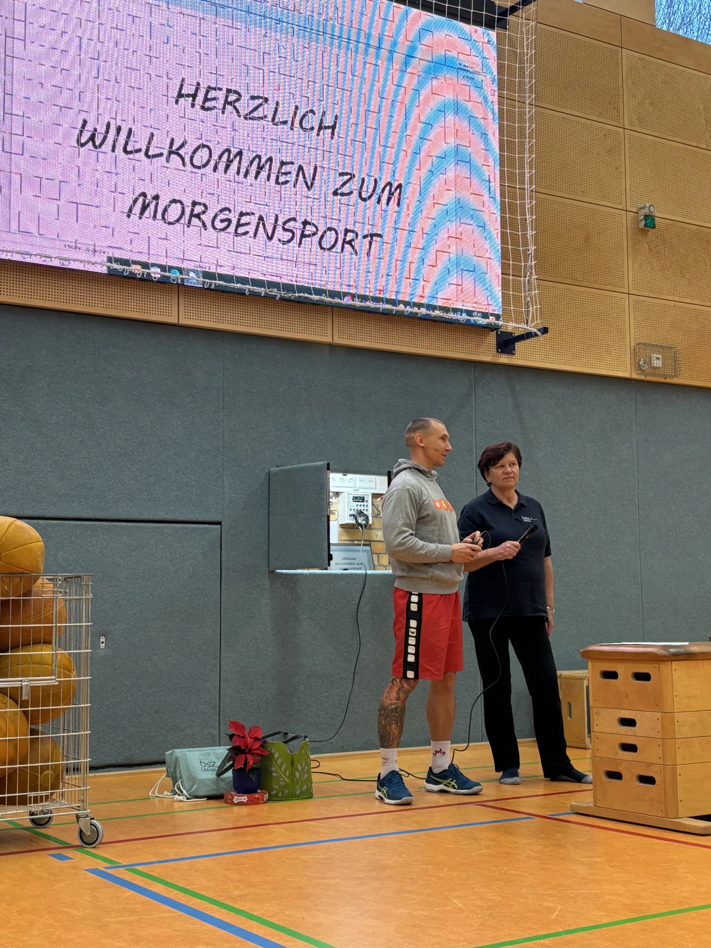 Bild: Schulleitung und Sportlehrer bei der Eröffnung
