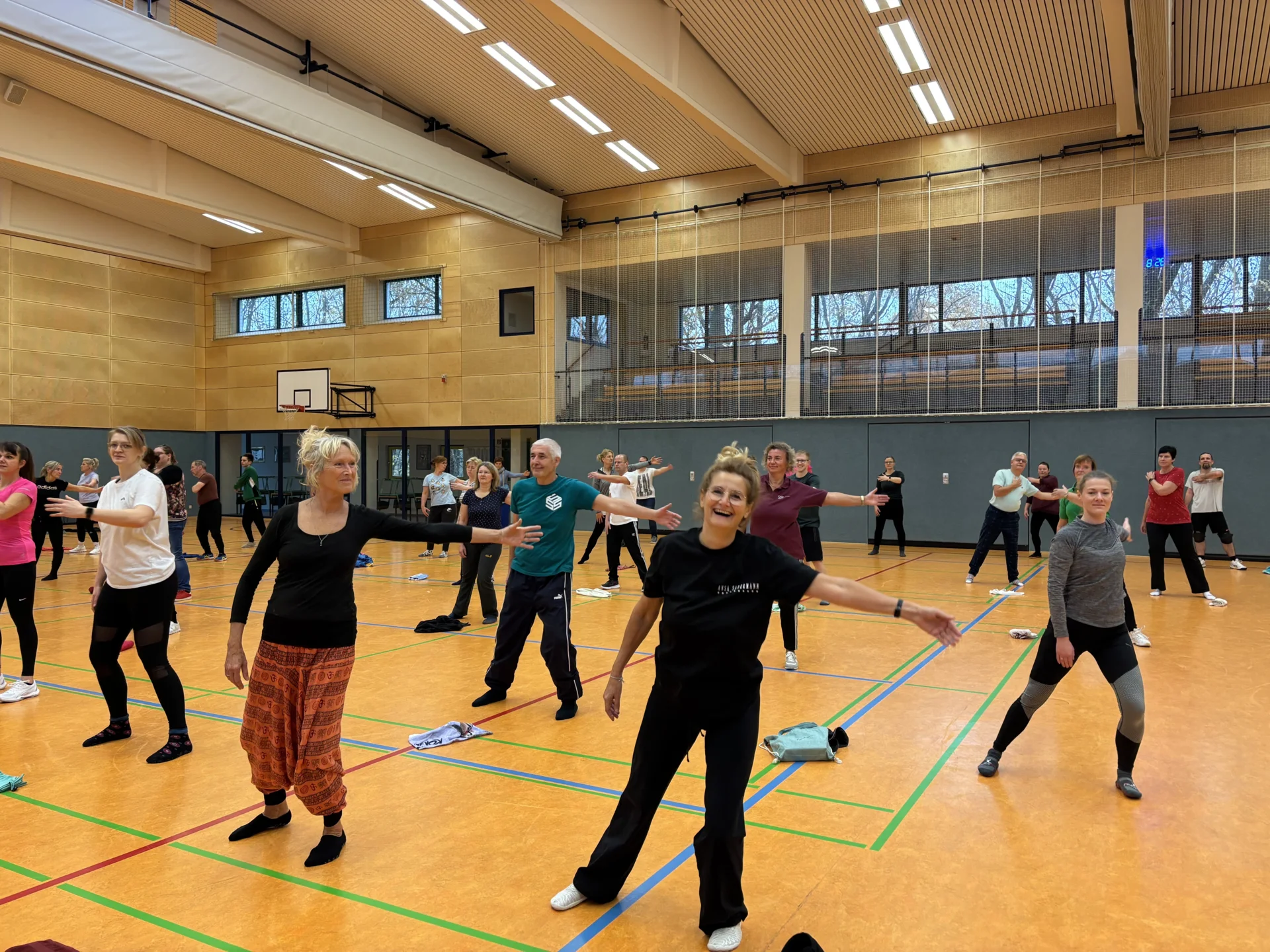 Bild: Lehrer beim Sport in der Turnhalle 1