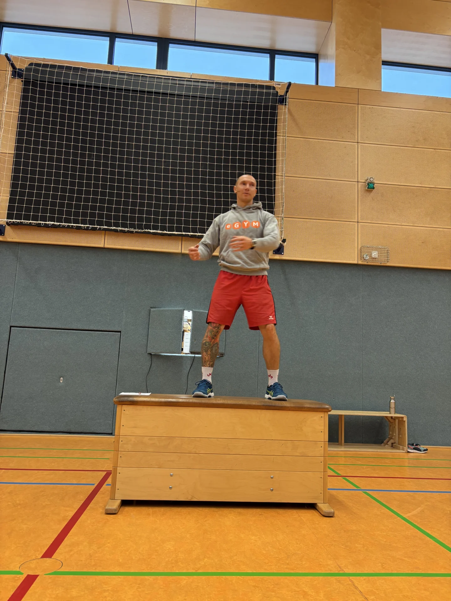 Bild: Sportlehrer zeigt Sportübung