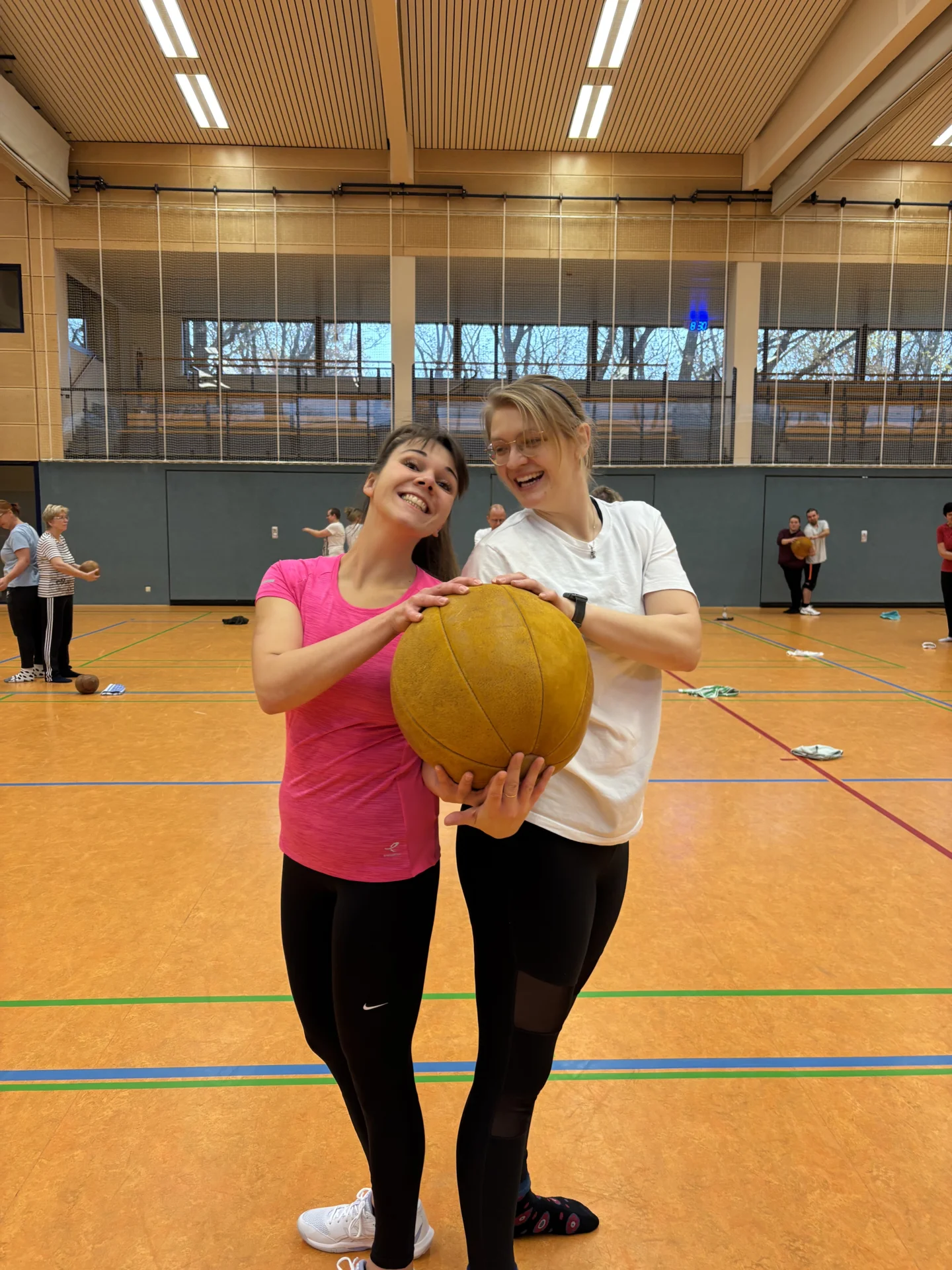 Bild: 2 Frauen übergeben sich einen Mdizinball