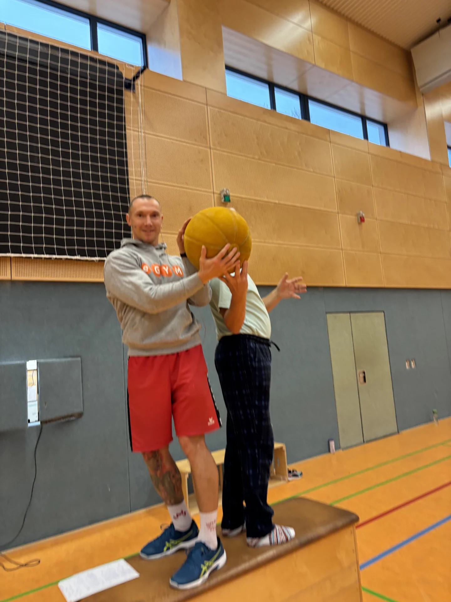 Bild: Sportlehrer mit Medizinball