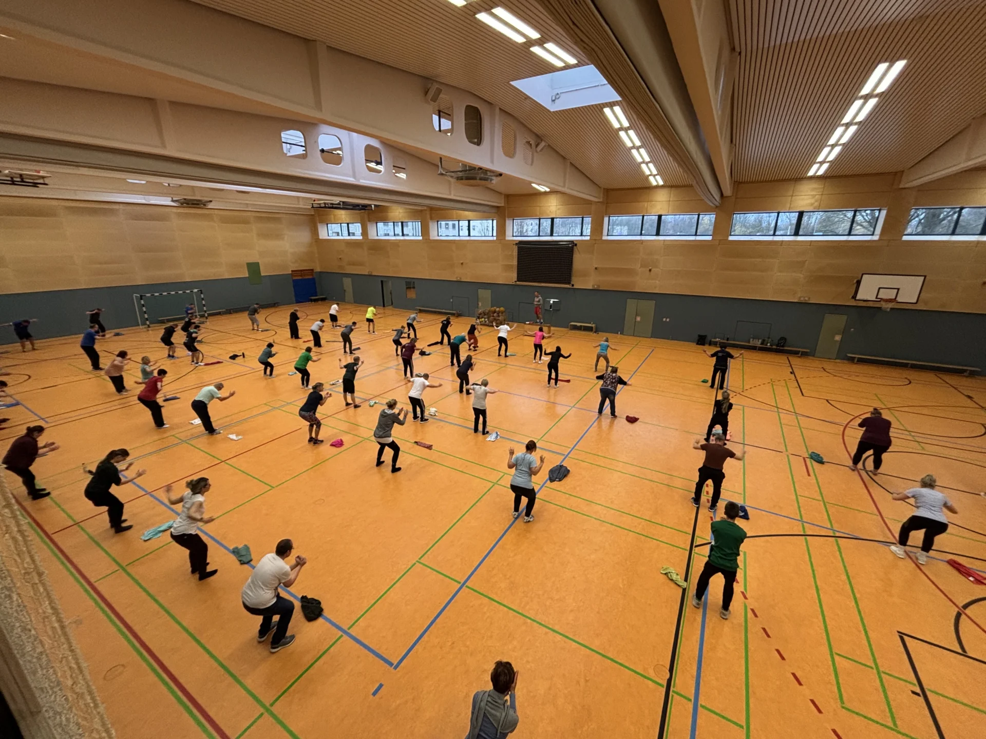 Bild: Gesamtbild aller Lehrer beim Sport