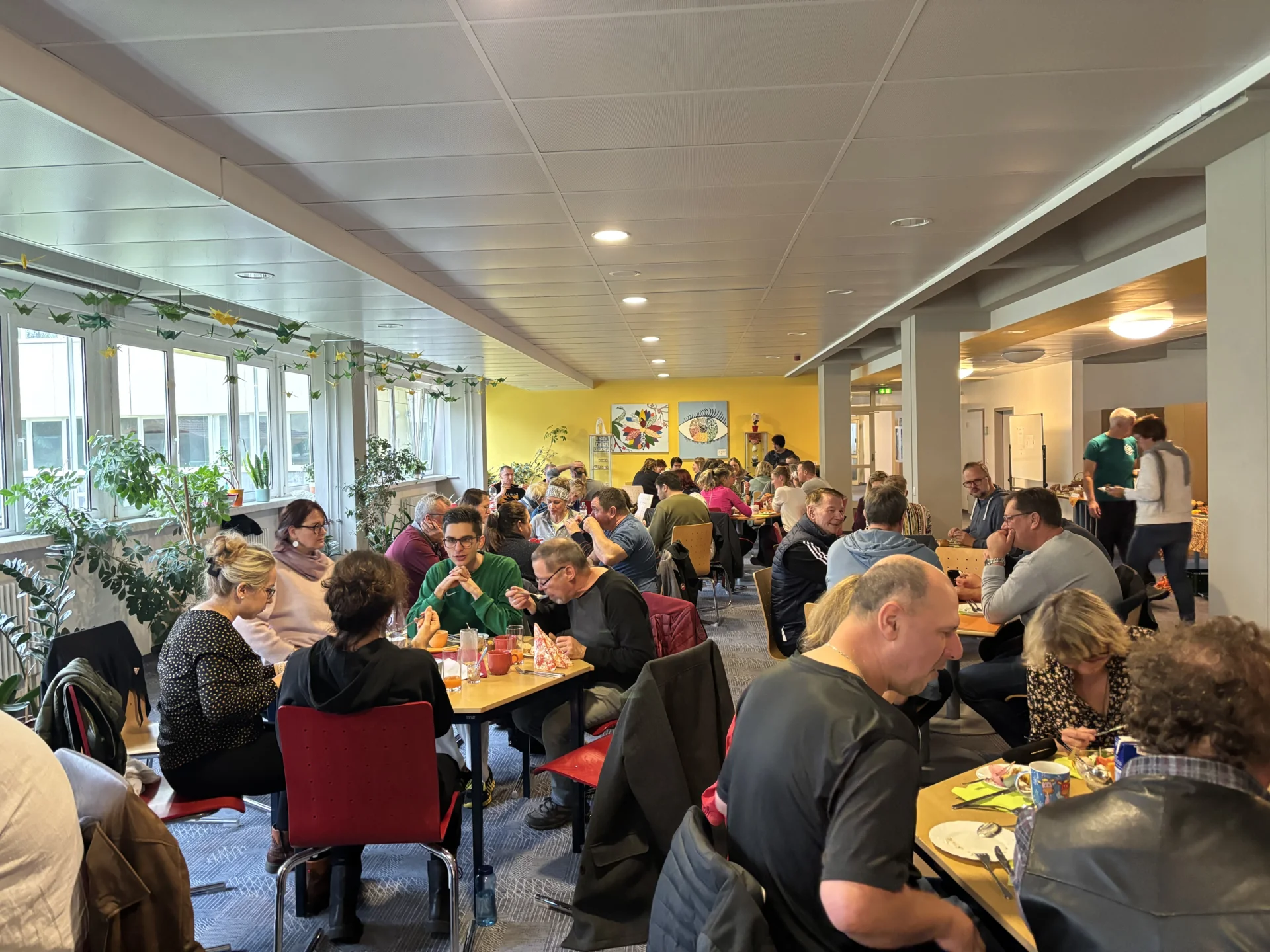 Bild: Menschen essen im Lichtraum