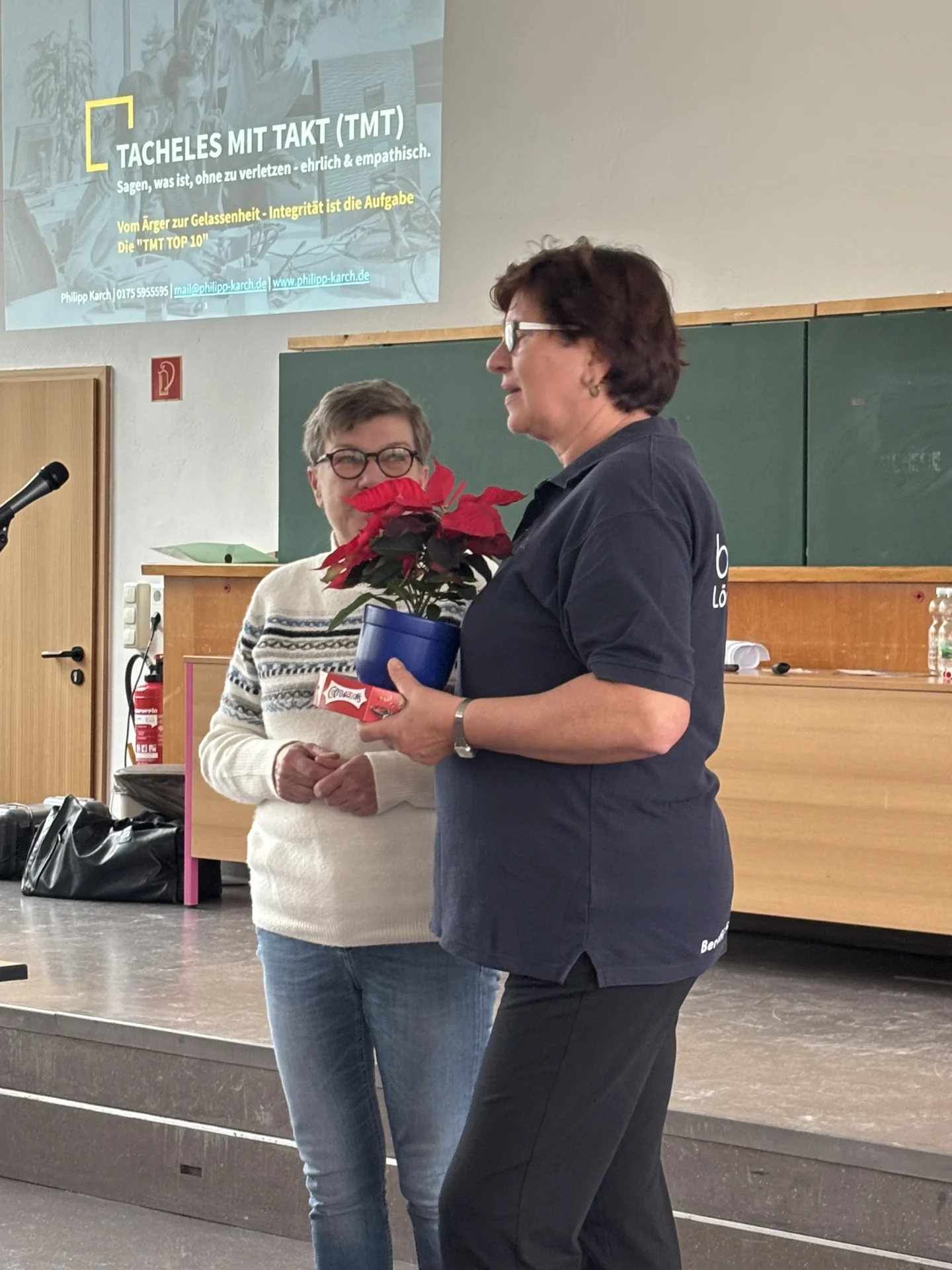 Bild: Schulleiterin überreicht Blumen