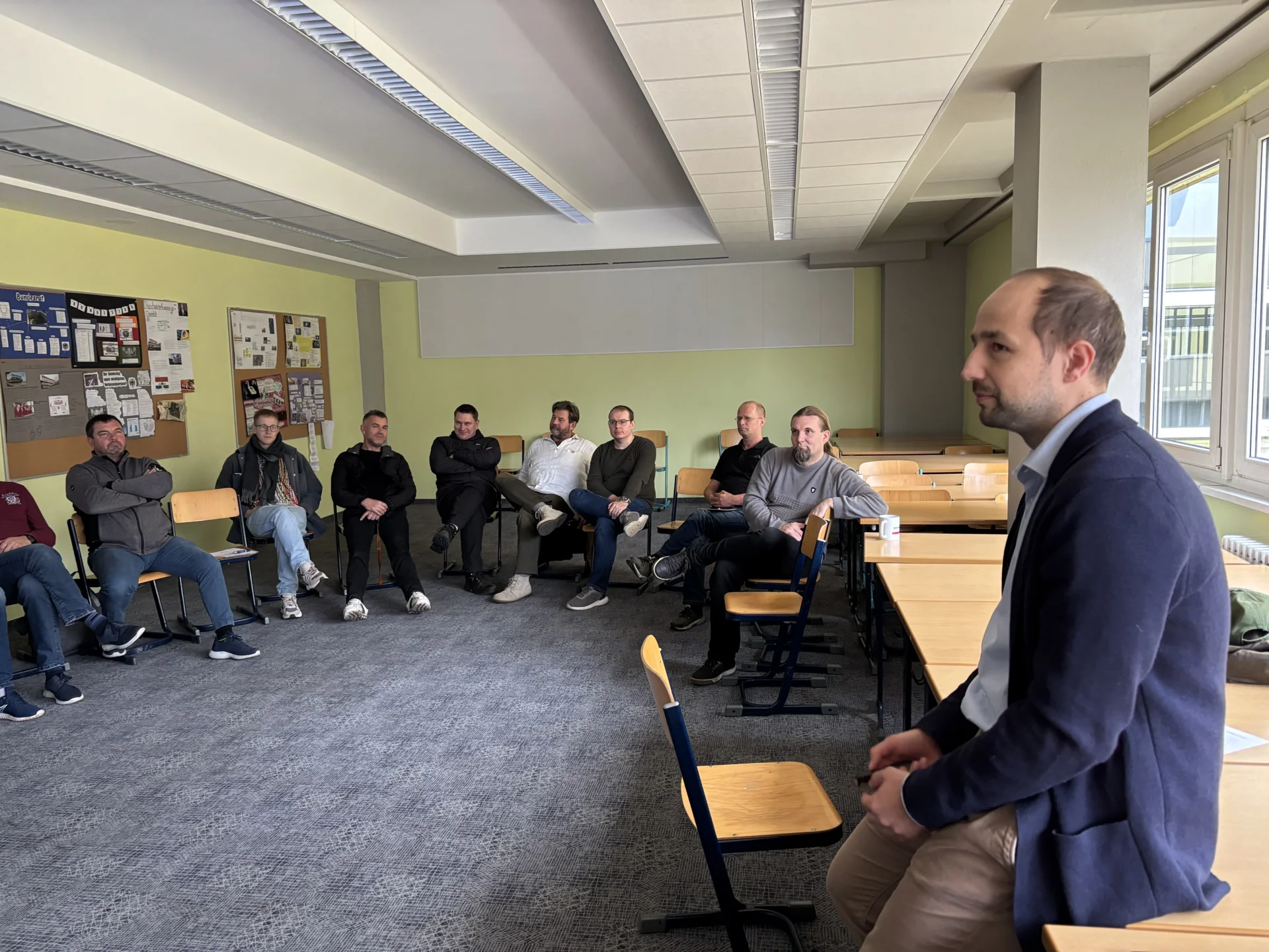 Bild: Blick in ein Seminar: Teilnehmer sitzen im Stuhlkreis