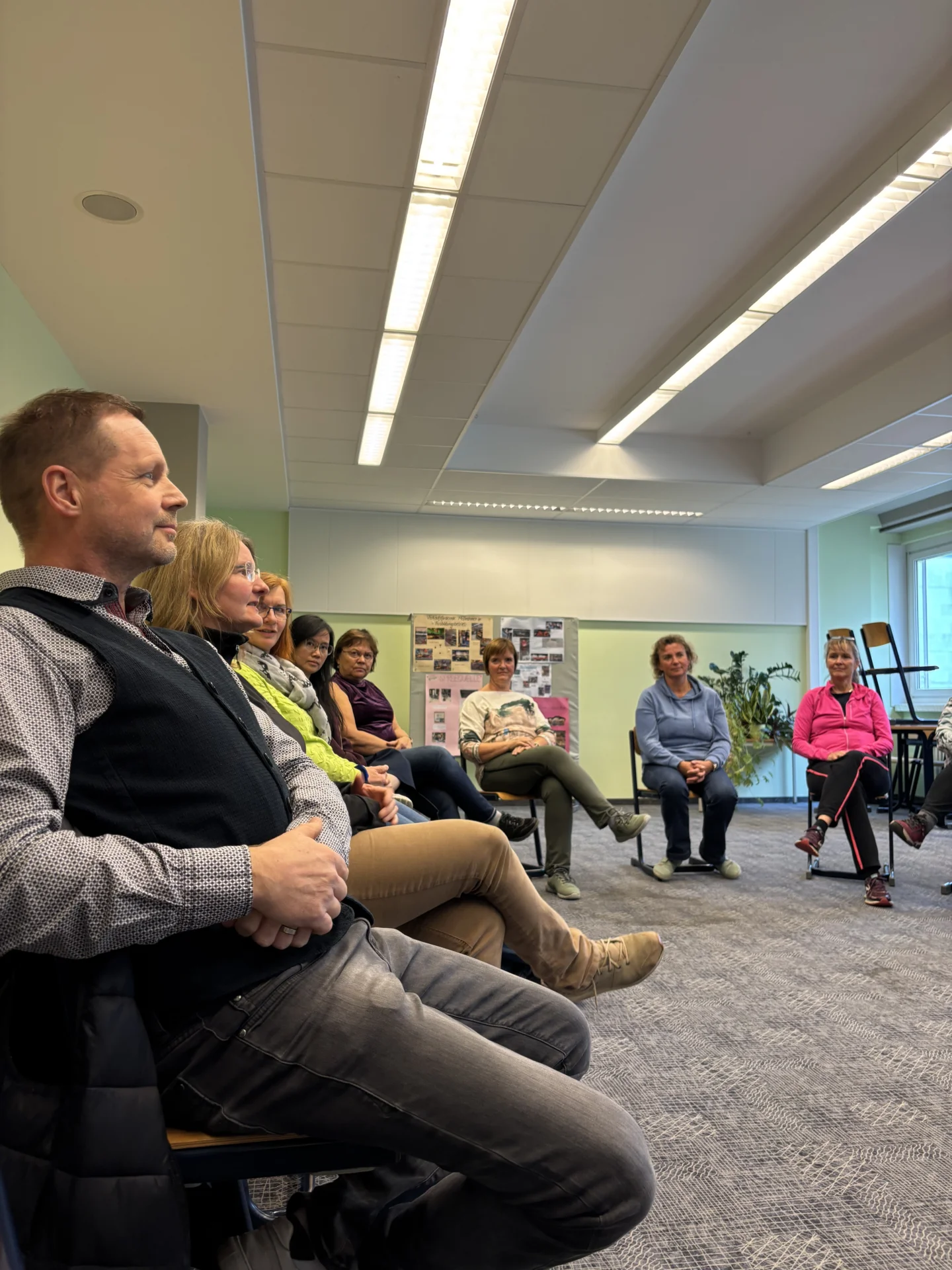 Bild: Blick in ein Seminar: Teilnehmer sitzen im Stuhlkreis