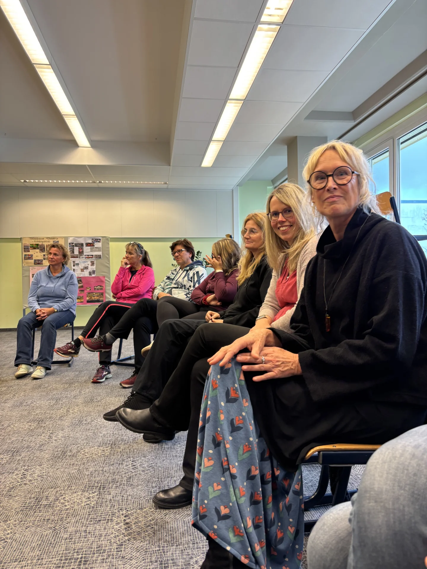 Bild: Blick in ein Seminar: Teilnehmer sitzen im Stuhlkreis