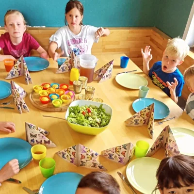 Gesunde Muffins mit Salat 