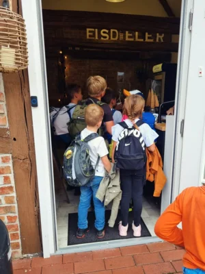 Warte im Eiscaf&eacute; 
