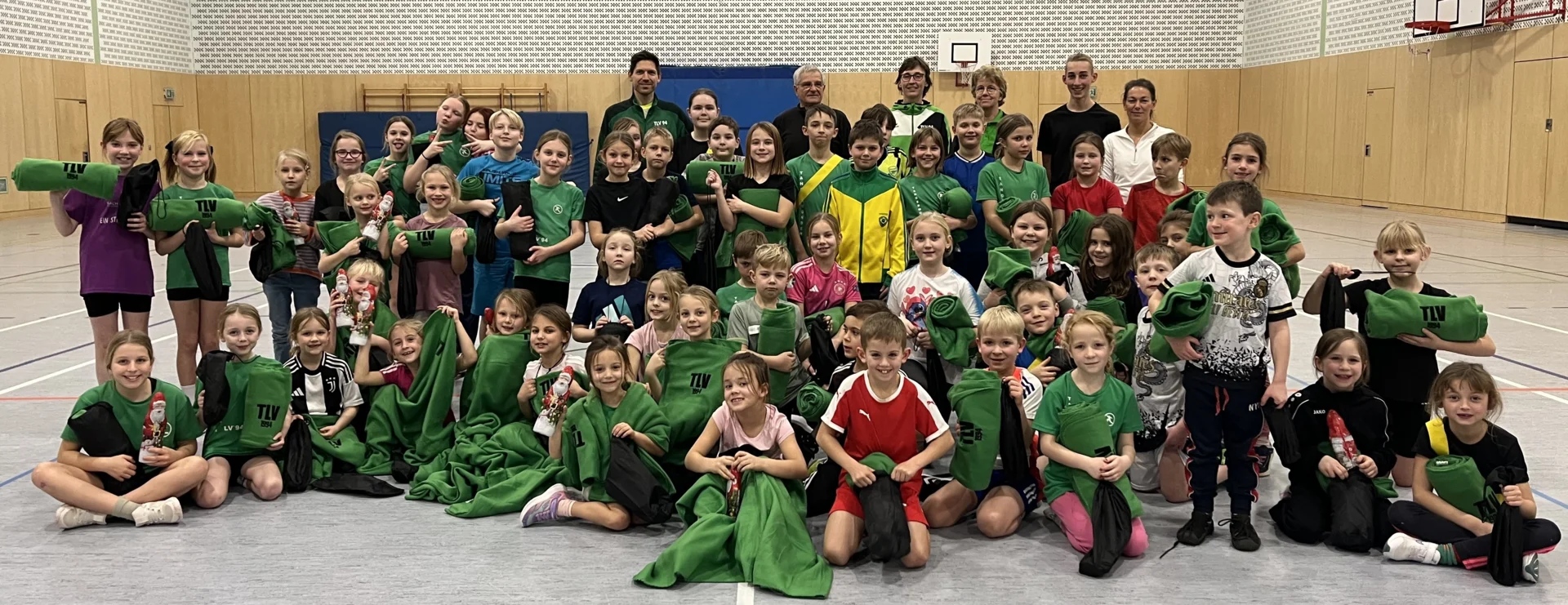 Bild: Gruppenbild alle Kinder, alle Trainer