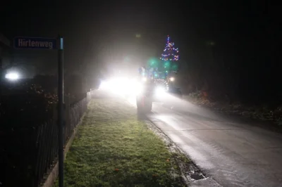 Da kommt ein Lichtermeer hinter dem Weihnachtsbaum 