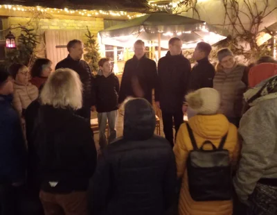 Foto des Albums: Das Friedenslicht aus Bethlehem kommt und wird zum abendlichen Adventsfensteröffnen im Pfarrhof weitergegeben
