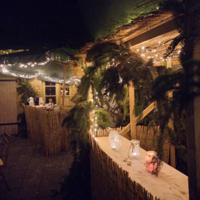 Foto des Albums: Das Friedenslicht aus Bethlehem kommt und wird zum abendlichen Adventsfensteröffnen im Pfarrhof weitergegeben