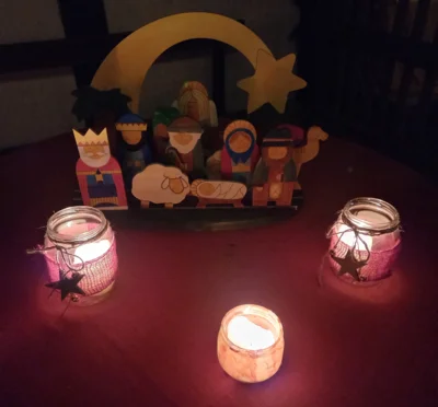 Foto des Albums: Das Friedenslicht aus Bethlehem kommt und wird zum abendlichen Adventsfensteröffnen im Pfarrhof weitergegeben