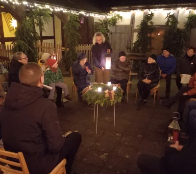 Foto des Albums: Das Friedenslicht aus Bethlehem kommt und wird zum abendlichen Adventsfensteröffnen im Pfarrhof weitergegeben