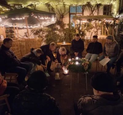 Foto des Albums: Das Friedenslicht aus Bethlehem kommt und wird zum abendlichen Adventsfensteröffnen im Pfarrhof weitergegeben
