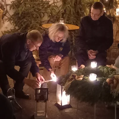 Fotoalbum Das Friedenslicht aus Bethlehem kommt und wird zum abendlichen Adventsfensteröffnen im Pfarrhof weitergegeben