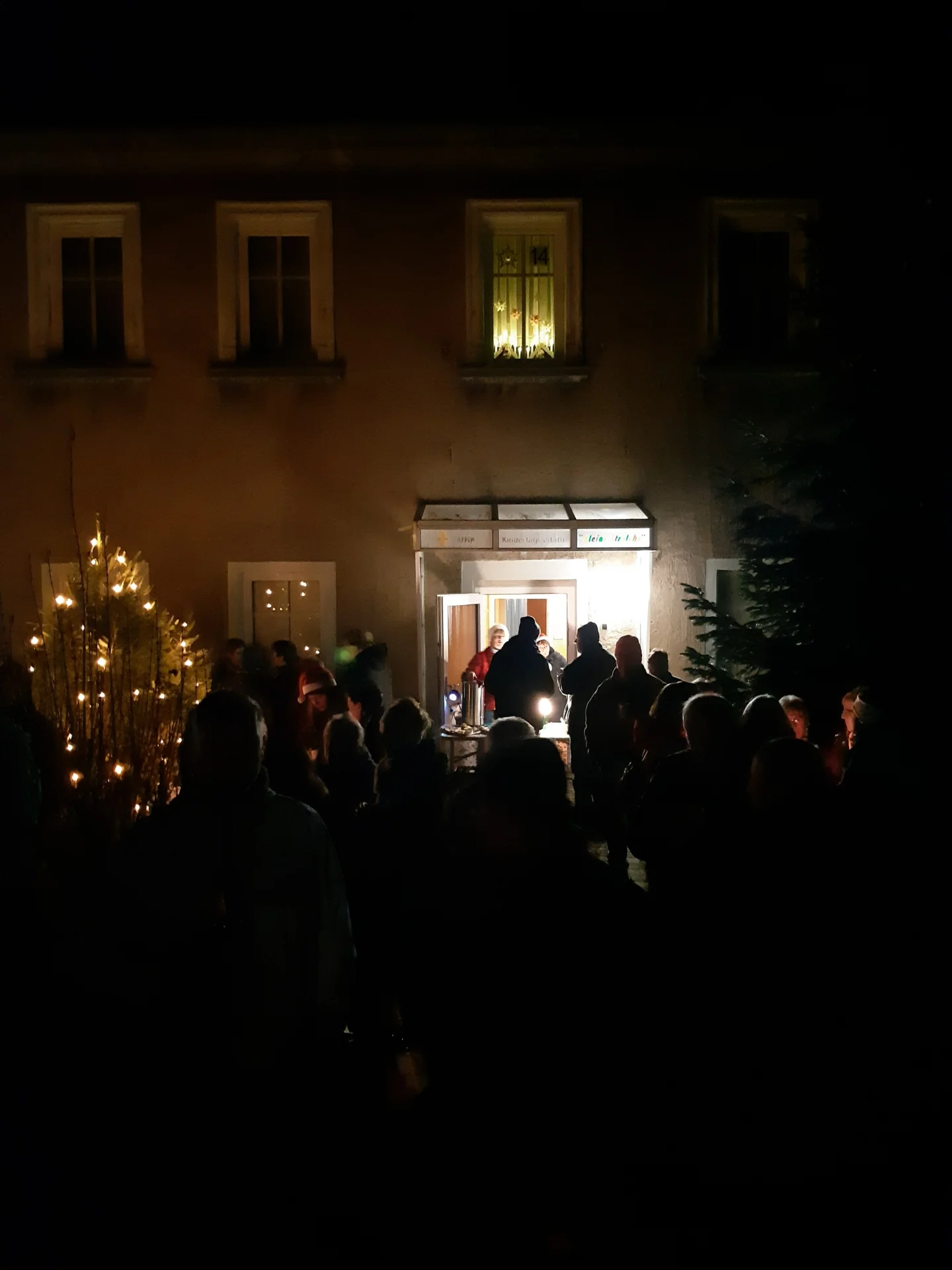 Bild: Glühwein und Leckeres unter dem Adventsfenster