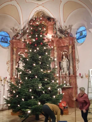 Foto des Albums: Christbäume aufstellen/schmücken 2025