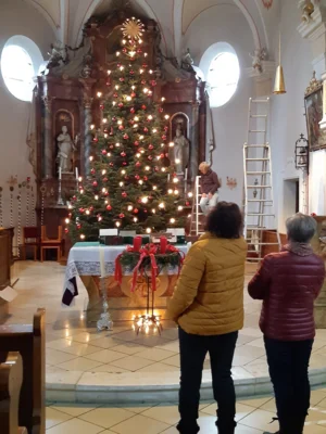 Foto des Albums: Christbäume aufstellen/schmücken 2025