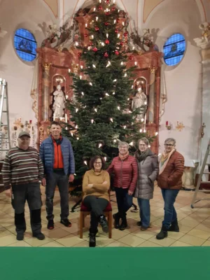 Foto des Albums: Christbäume aufstellen/schmücken 2025