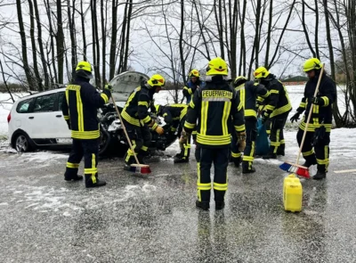 Die Wehr bereitet Pkw zur Abholung vor 