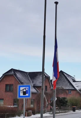 Blau-Wei&szlig;-Rot wurde auf Halbmast gesetzt - wegen der Landestrauer 